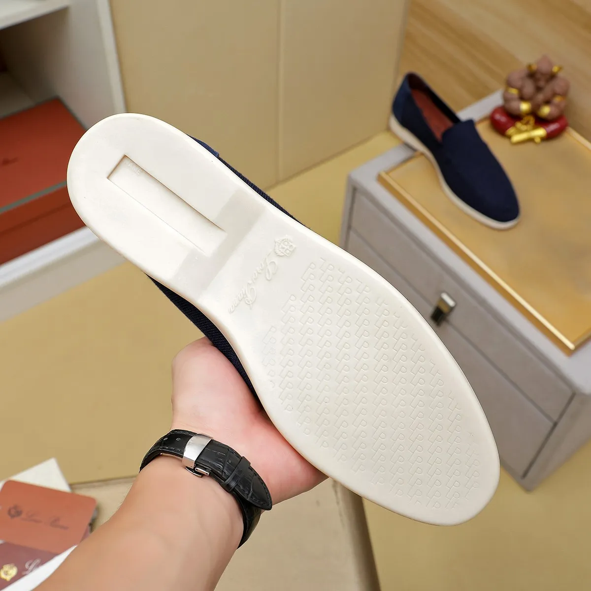 Men's Men's Shoes 💰 400 Loro PIana moccasin made of wish wool fabric. The upper is made of knitted fabric, made on a loom, and then attached to a rubber sole. The Rain System's water-repellent treatment enhances the shoe's functional design, while the suede details give the shoe a sense of elegance and sophistication. Made from Wish, fine wool from Australian and New Zealand Merino sheep 38-44